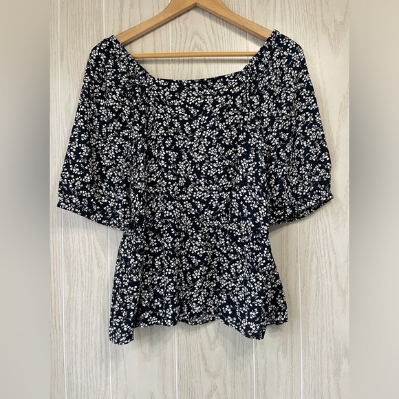 Loft Women's Blouse Large Navy White Floral Smocked Scoop Neck Short Sleeve NWT - Picture 4 of 4